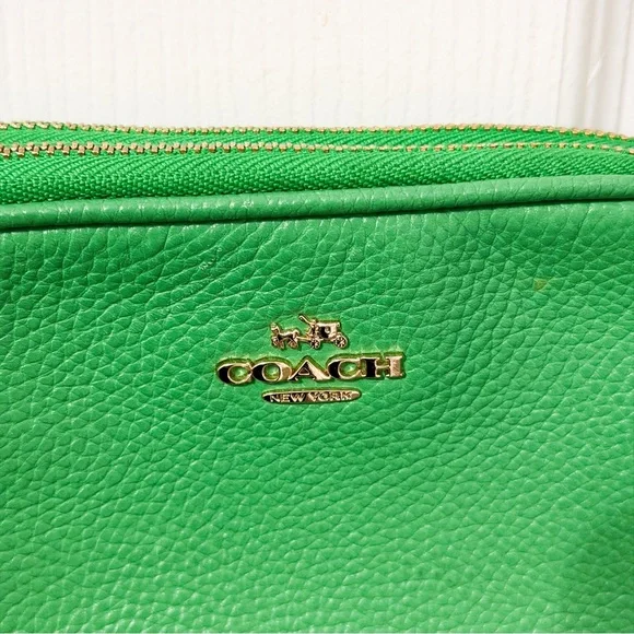 Vintage COACH Crossbody Green Purse in Polished Pebble Leather - Picture 6 of 13